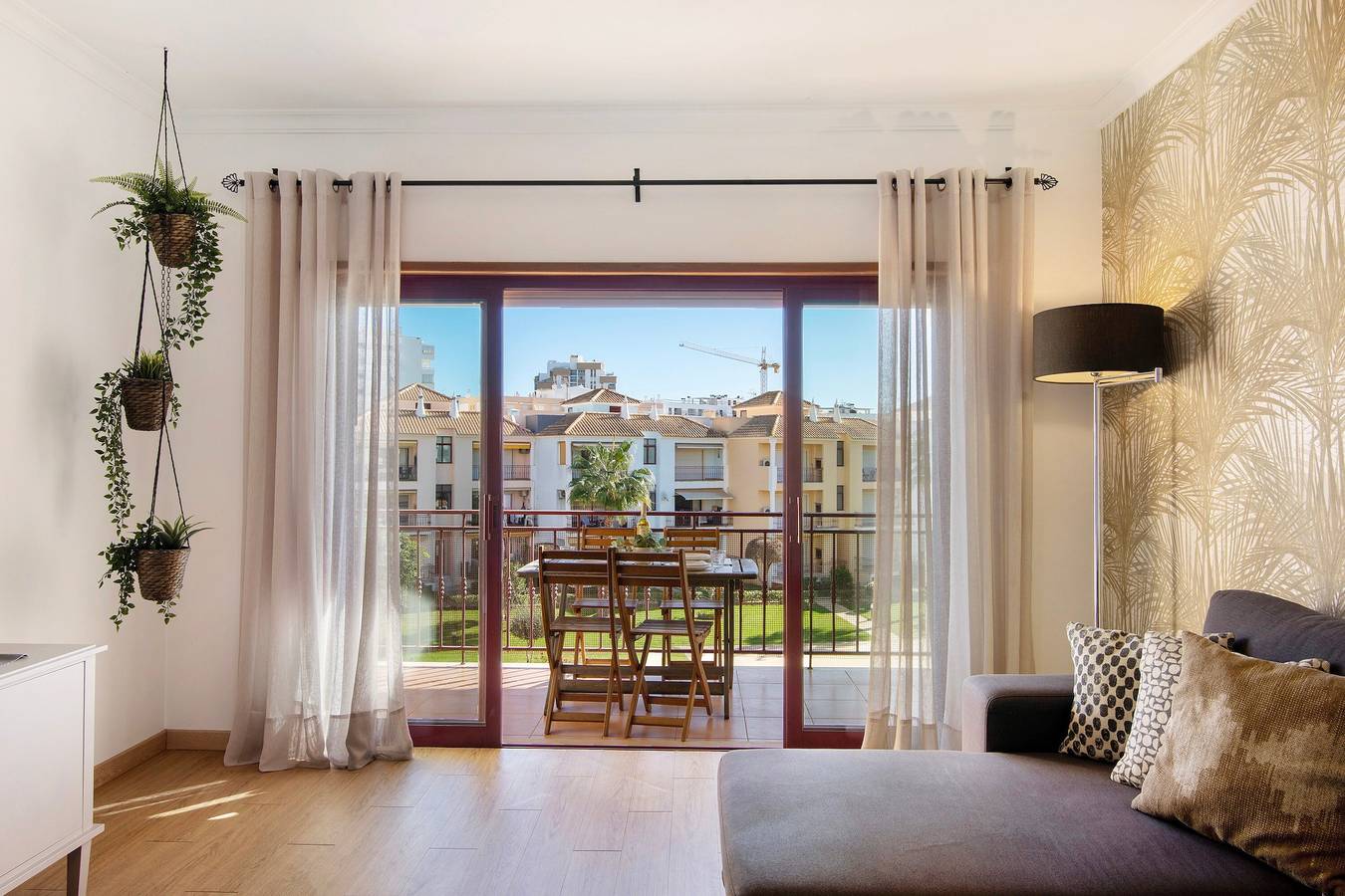 Apartamento inteiro, Casa de férias 'Cosy Apartment with Pool 2' com piscina partilhada, Wi-Fi e ar condicionado in Quarteira, Distrito de Faro