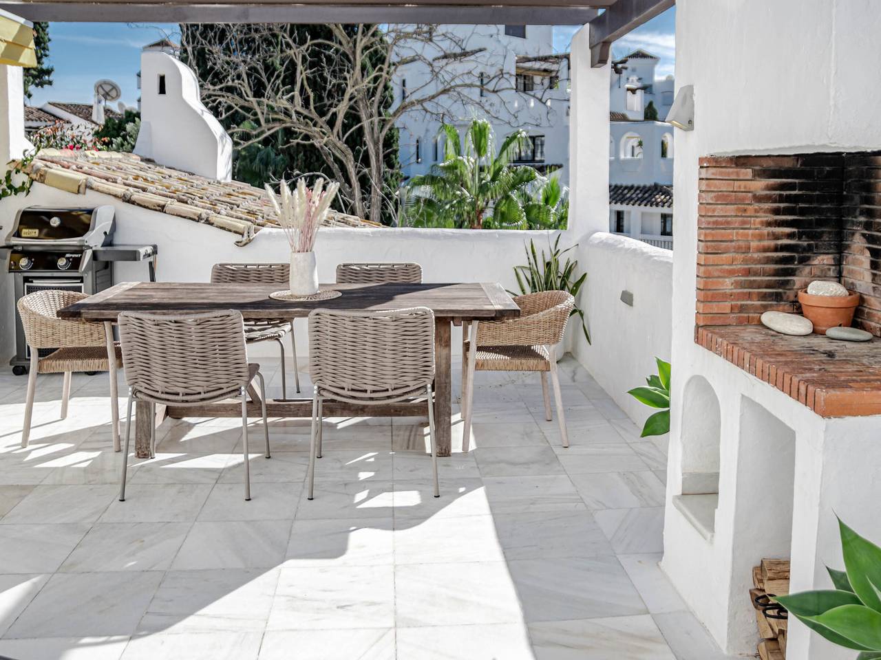 Entire apartment, Modern apartment with 3 bedrooms, air conditioning and pool in Nueva Andalucia in Marbella West, Marbella