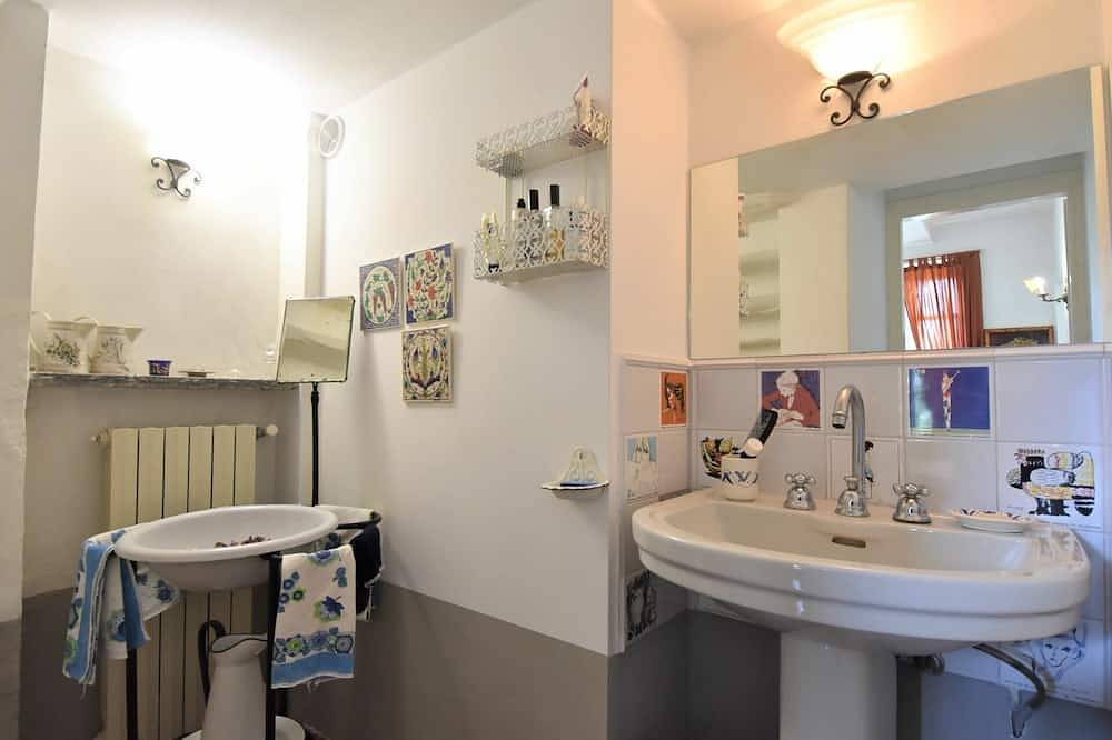 Alleinstehendes Ferienhaus mit privatem Pool,  W-Lan, Klimaanlage, Tv, Innenhof, Panoramablick in Zenevredo, Oltrepò Pavese