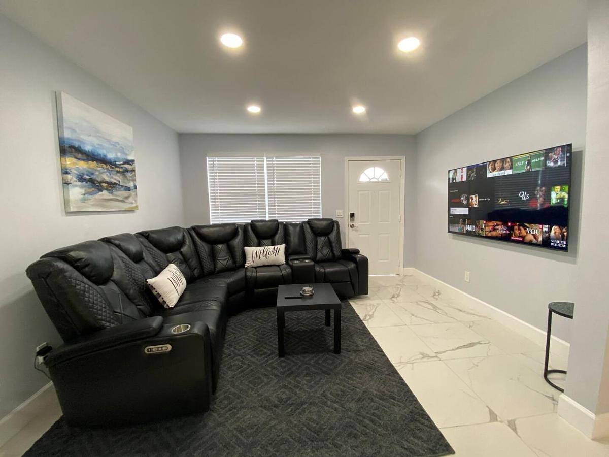 Mazor Luxury Three Bedrooms Vacation Home in Hollywood (FL), Broward County