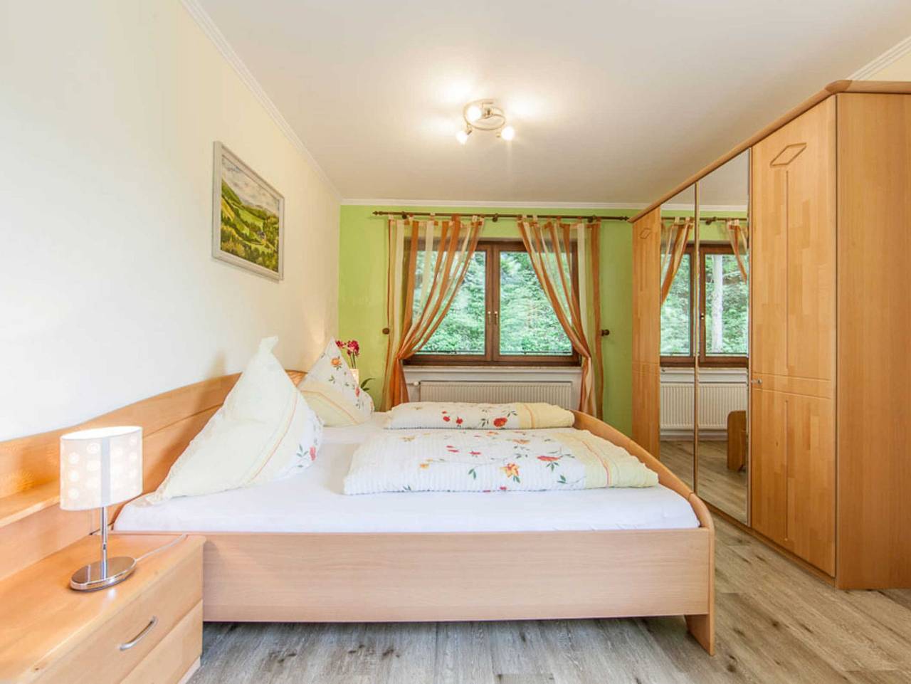 Landgasthaus Zum Kreuzberg - Doppelzimmer mit Balkon auf der Südseite in Schönbach, Vulkaneifel