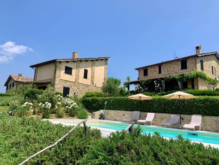 Casa vacanza per 2 persone, con giardino e piscina nonché terrazza e panorama in Castelraimondo