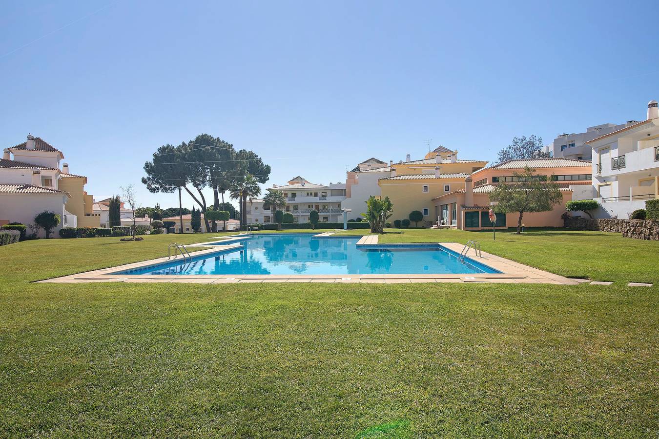 Appartement entier, Appartement « Jardins De Santa Eulalia » avec piscine partagée, jardin commun et climatisation in Albufeira, District de Faro