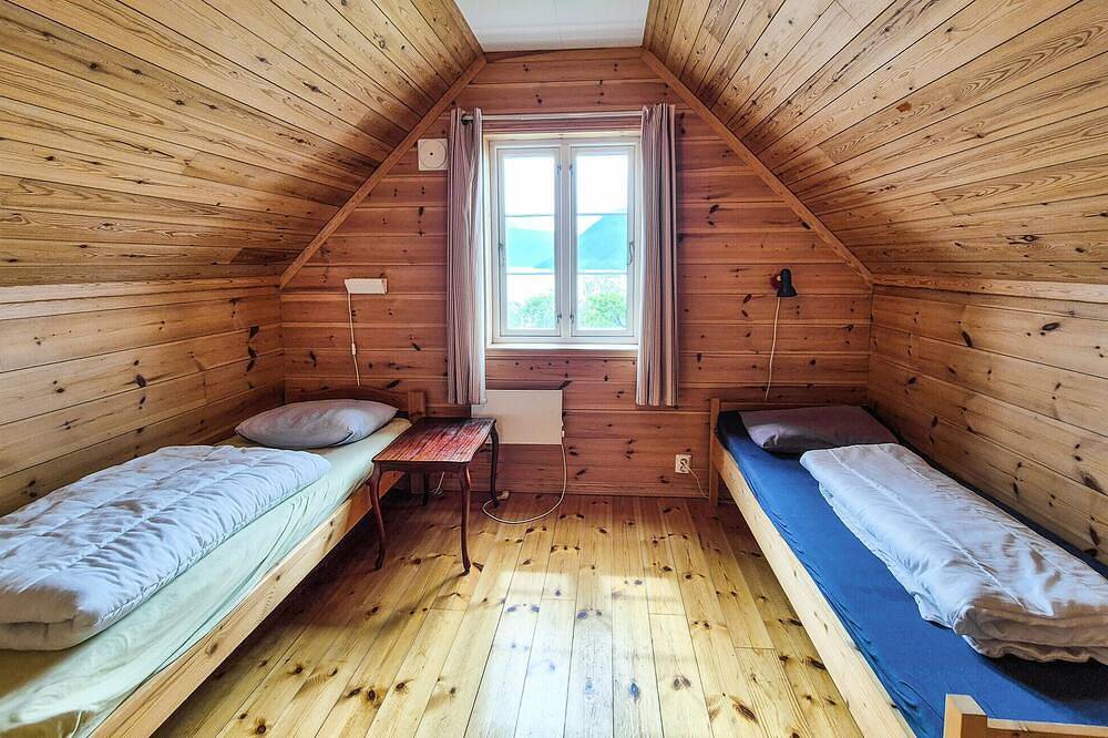 Awesome home in Rosendal with sauna in Hardangerfjord