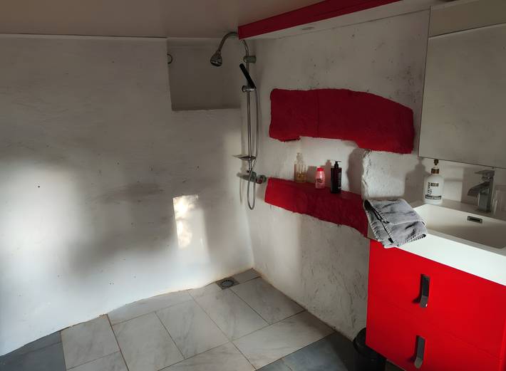 Chambre Marilyn avec terrasse privée, Wi-Fi et climatisation dans maison d'hôtes in Ars-les-Favets, Puy-de-Dôme