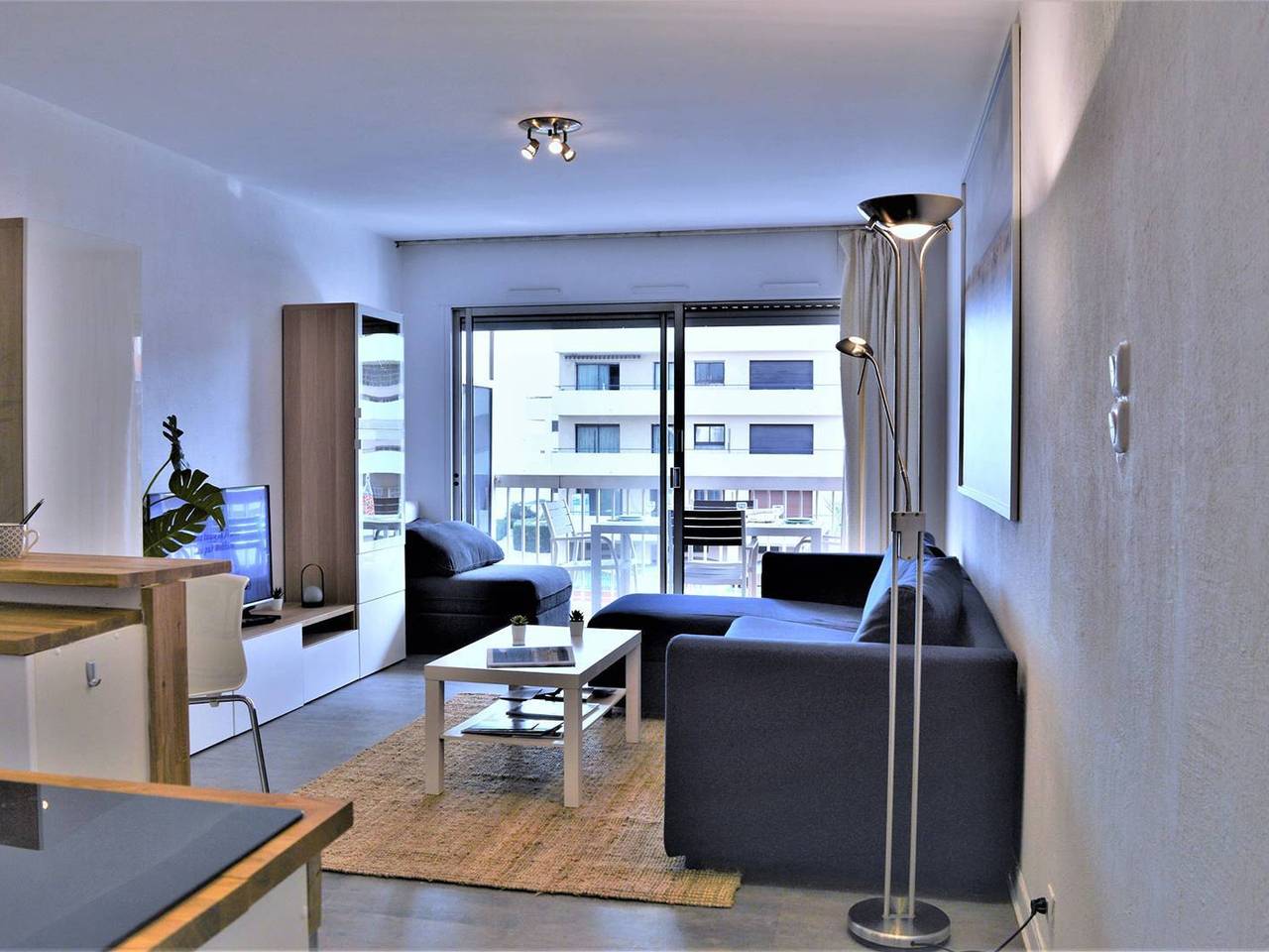Ganze Wohnung, Studio charmant avec terrasse, parking privé, aperçu mer, centre-ville et plage à pied in Le Lavandou, Toulon Region