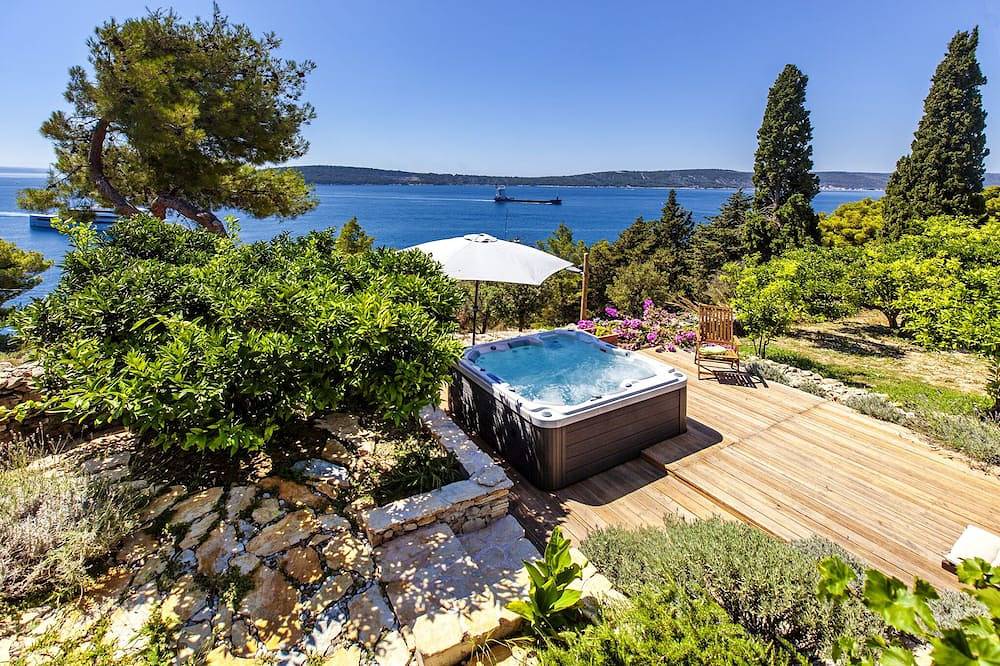 Idyllische Lage mit herrlichem Blick im Park Wald und 100 m vom Meer entfernt in Split, Split-Dalmatien