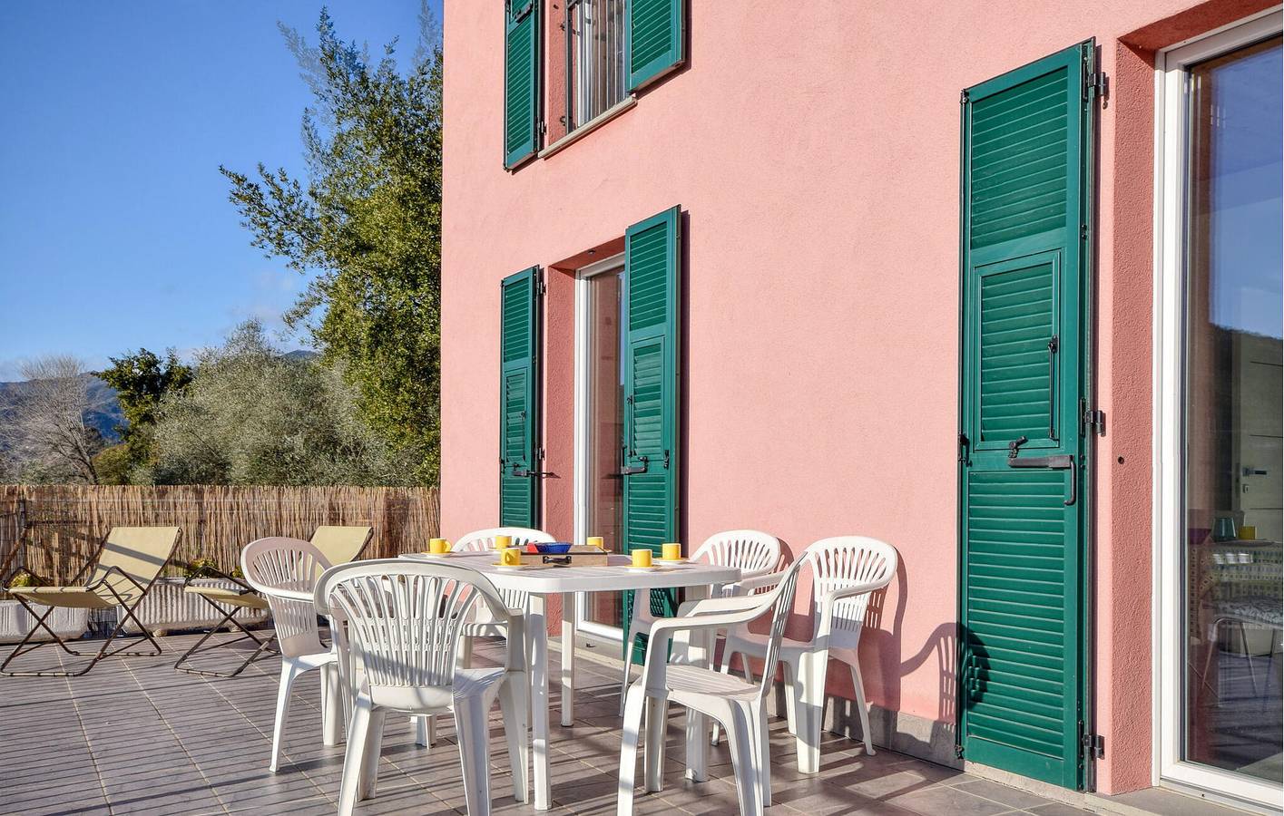 Apartment mit Meerblick, Terrasse und Parkplatz, in der Nähe von Restaurants und Stadtzentrum in San Salvatore, Cogorno
