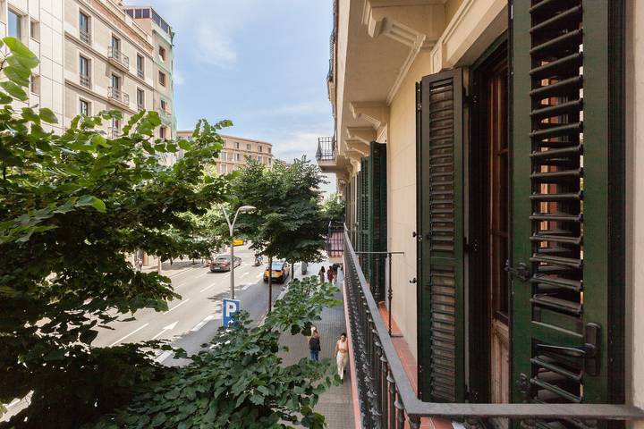 Entire apartment, Apartment 'In the Heart of Barcelona' with Balcony, Wi-Fi, and Air Conditioning in Barcelona Centre, Barcelona