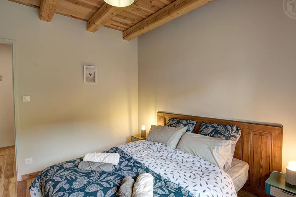 Maison de campagne rénovée, idéale pour 10 pers, cadre naturel et confort moderne in Gumières, Parc Naturel Régional Livradois-Forez