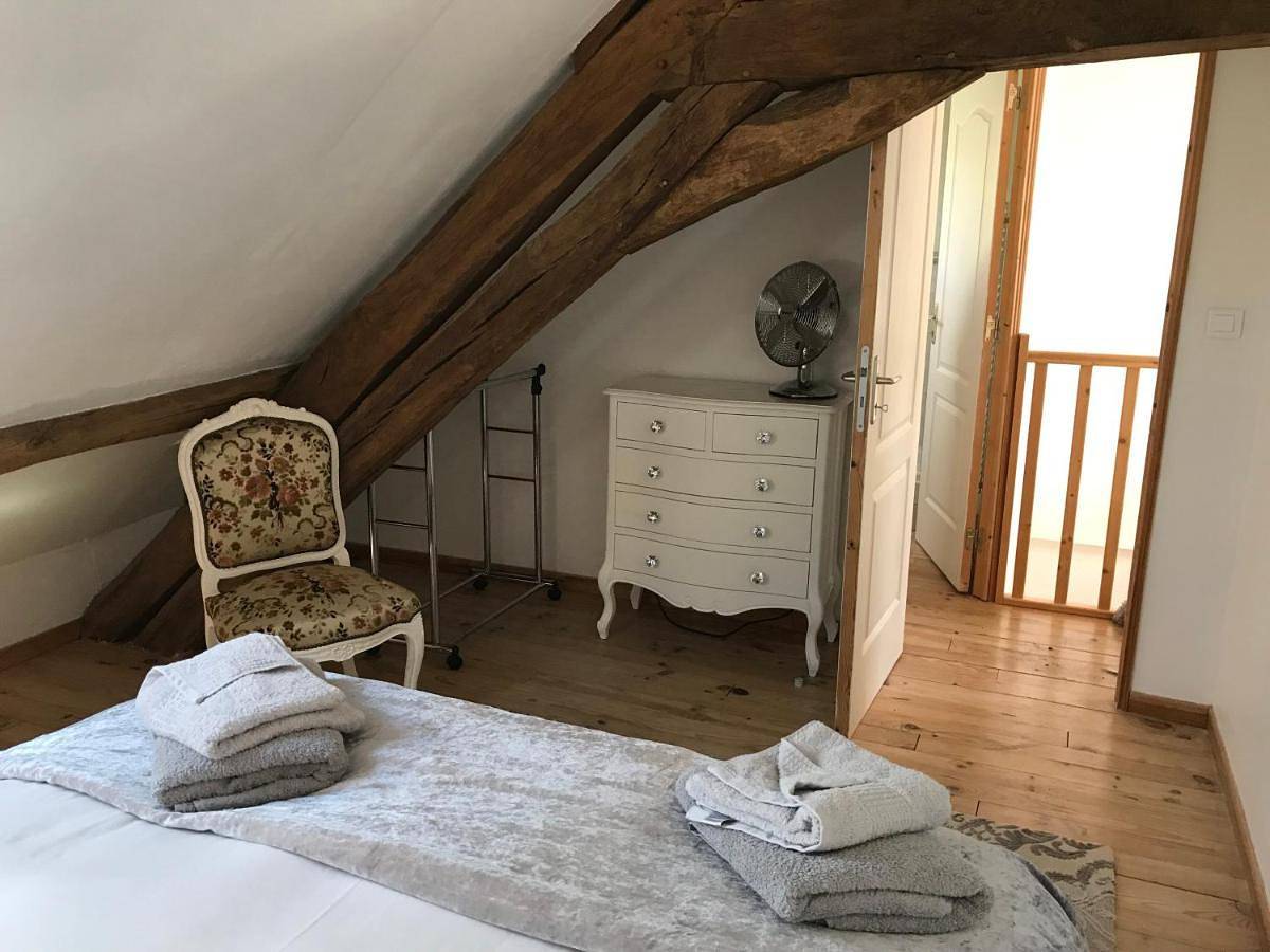Two-Bedroom House in Maison-Feyne, Région de Guéret