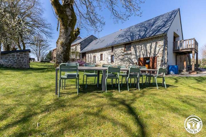 Gîte pour 10 personnes, avec jardin à Saint-Julien-la-Geneste
