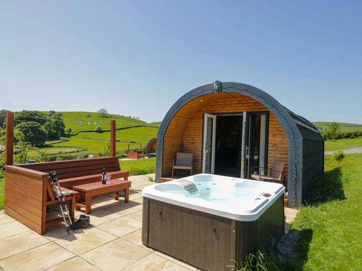 Hut for 2 people, with garden in England