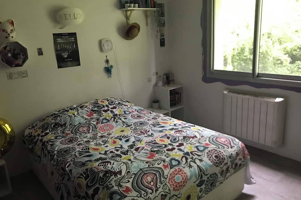 Quiet house with swimming pool, pergola, Bbq, garden with trees, 4 bedrooms and 3 bathrooms in Saint-Saturnin-lès-Avignon, Vaucluse