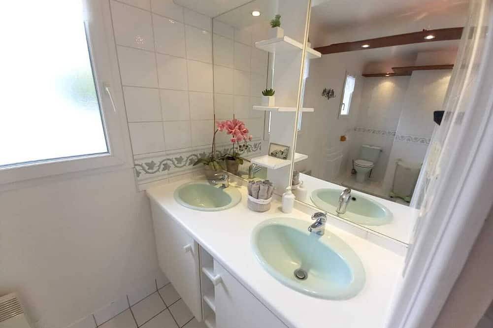 Breton house, south-facing terrace, 4/5 pers. 7 minutes from the beach by car! in Pont-l'Abbé, Quimper region