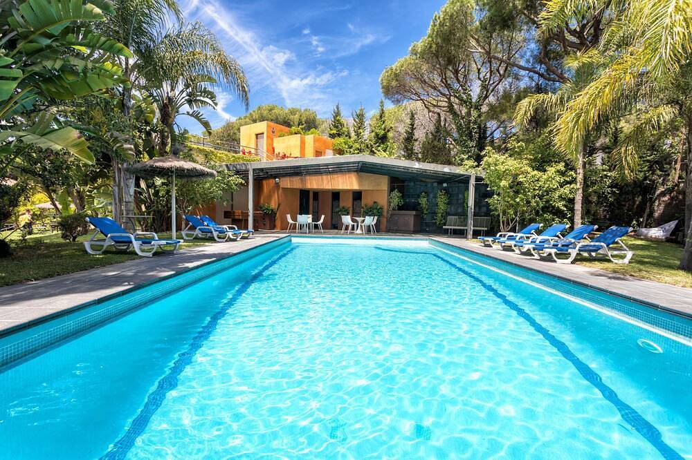 Acuarela House with garden and large private pool. 25 minutes from Barcelona and 10 minutes from the beach in Urbanizacion Montcabrer, Cabrils