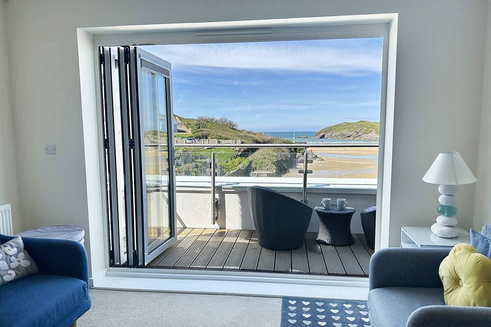 Entire apartment, Beautiful Porth beach front 3 bedroom apartment in Porth, Newquay