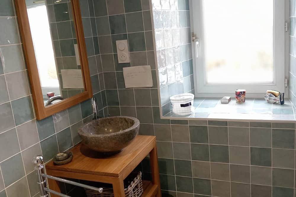 Maison chaleureuse les pieds dans l'eau 4 personnes, plage au bout du jardin in Porspoder, Région de Brest