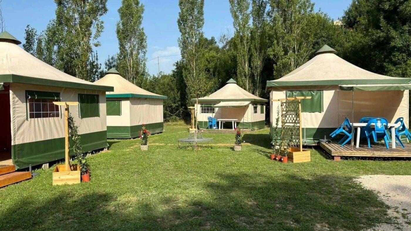 Zecamping 3 étoiles piscine chiens acceptés tente 20m2 4 pers in Durfort, Ariège