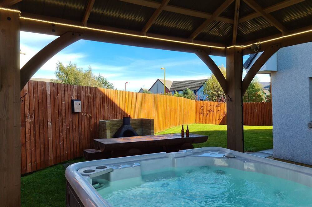 Eagle Lodge - Aviemore hot tub lodge in Aviemore, Highlands