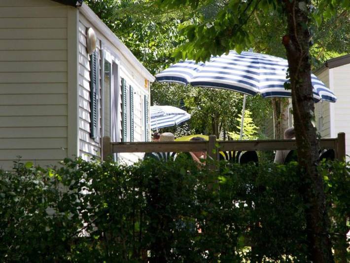 Location de vacances pour 6 personnes, avec terrasse et piscine, animaux acceptés à Petit-Palais-et-Cornemps