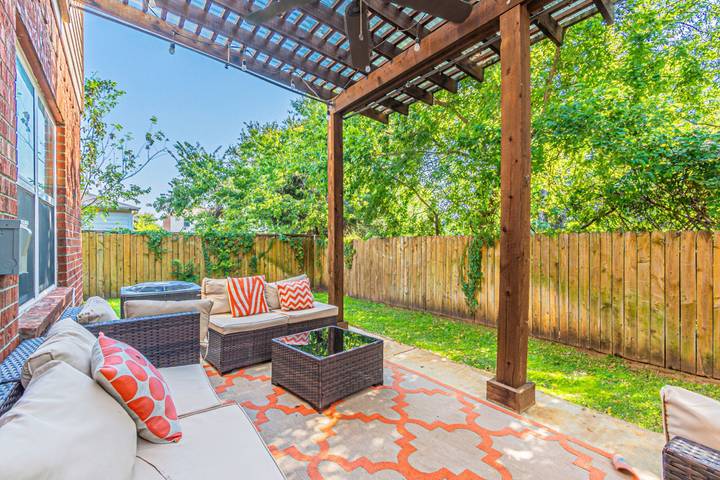 Vacation rental for 16 people, with yard, kid friendly in Dallas