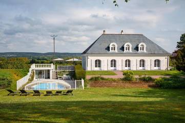 Gîte pour 15 personnes, avec piscine ainsi que jardin et vue dans Brizay