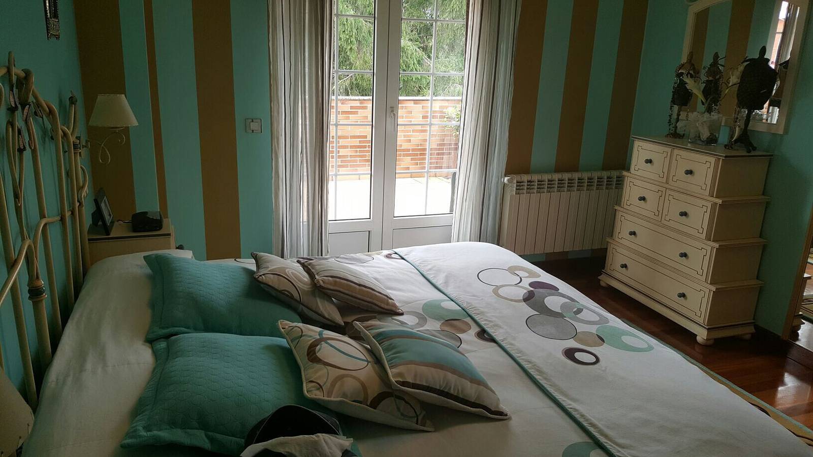 „Alojamientos Marte Zimmer 4“ mit gemeinsamer Terrasse und Garten in Torrelavega, Kantabrische Küste