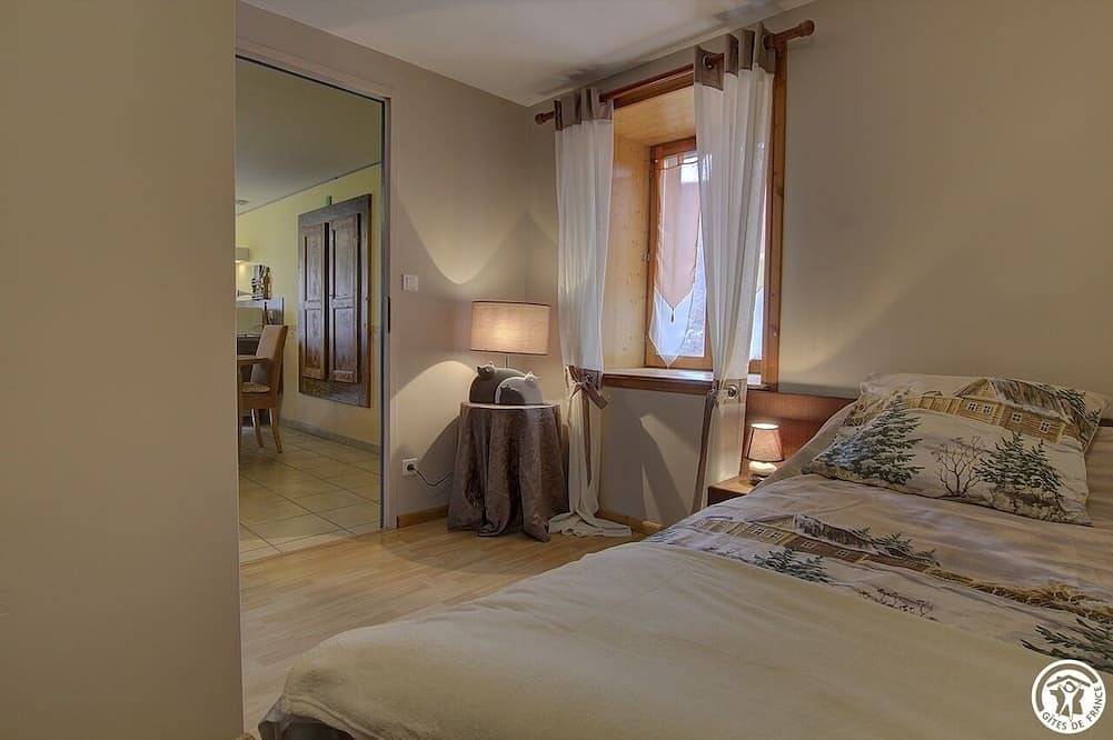 Gîte avec piscine partagée et spa, idéal pour un séjour nature ou des vacances à la montagne au cœur in Chézery-Forens, Parc naturel régional du Haut-Jura