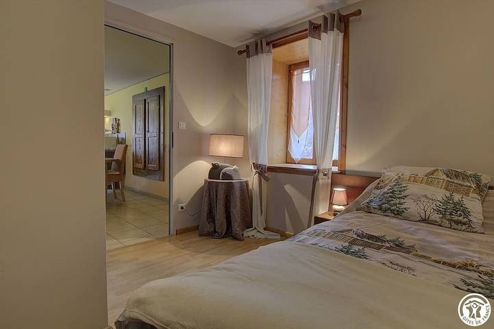 Location de vacances pour 5 personnes, avec jardin ainsi que jacuzzi et piscine à Chézery-Forens - 2