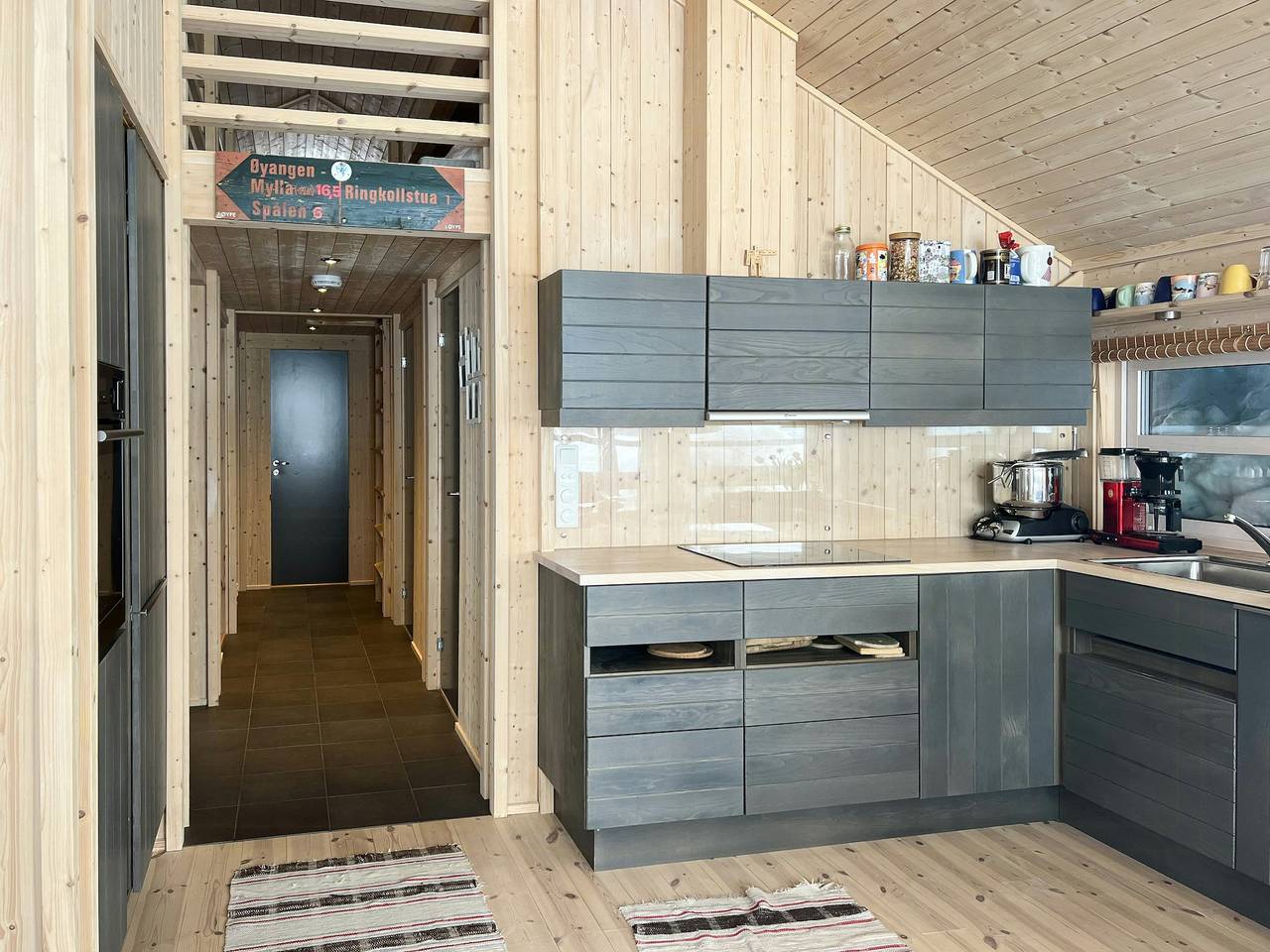 Moderne Ålhytte am Fuße des Reinskarvet in Ål