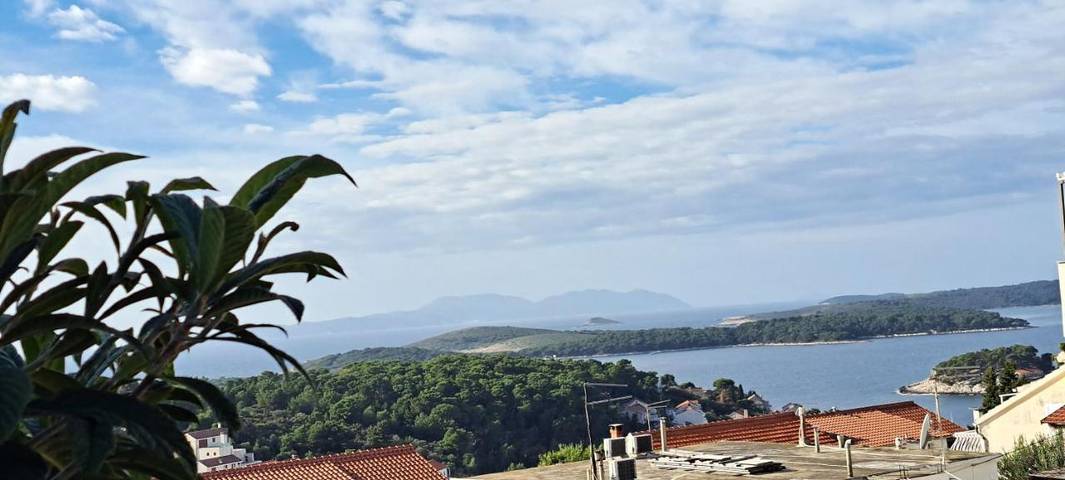 Location de vacances pour 2 personnes, avec vue ainsi que piscine et jardin dans Hvar - 4