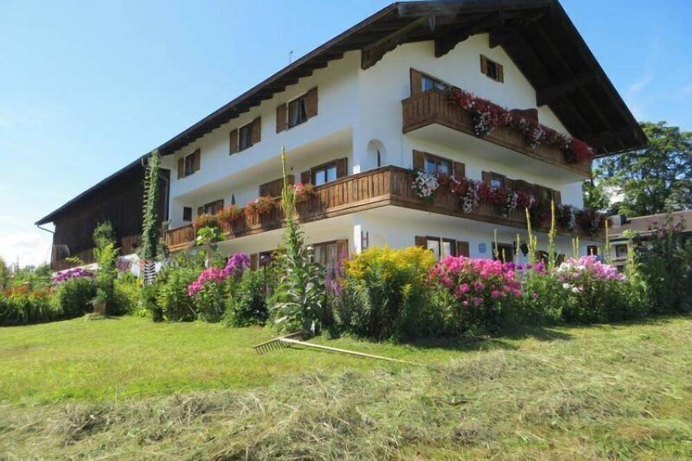 Ganze Wohnung, Ferienwohnung Hochgern mit separatem Schlafzimmer und Balkon 70qm in Prien, Prien am Chiemsee