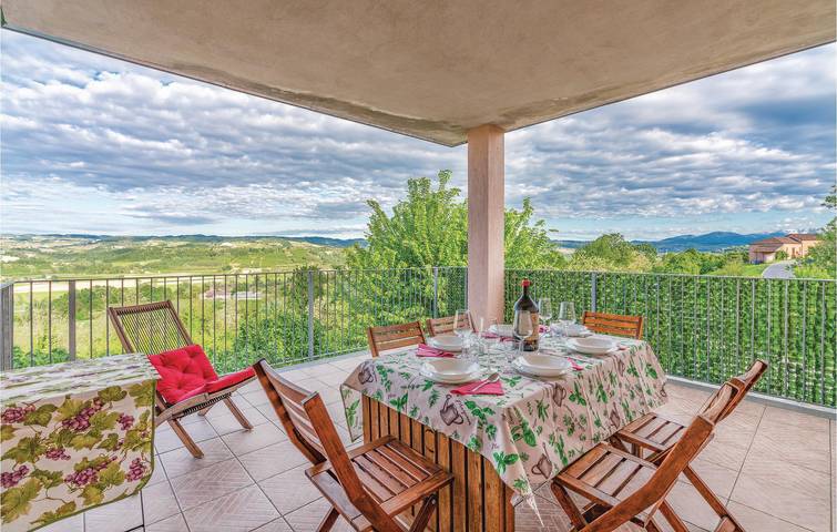 Appartamento con piscina e giardino vicino a Lequio Tanaro in Lequio Tanaro, Langhe