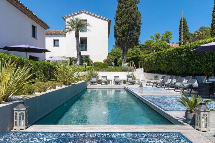 Hôtel pour 6 personnes, avec piscine ainsi que terrasse et vue