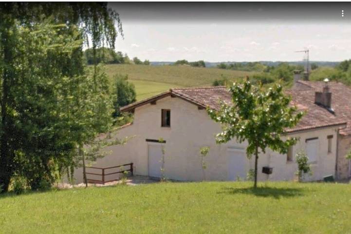 Location de vacances pour 4 personnes, avec piscine ainsi que jardin et terrasse à Fougueyrolles