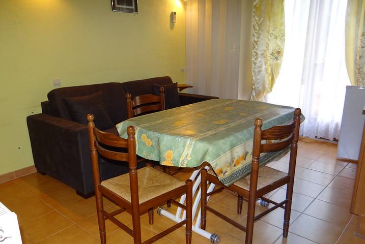Gîte pour 5 personnes, avec piscine et terrasse ainsi que jardin et sauna