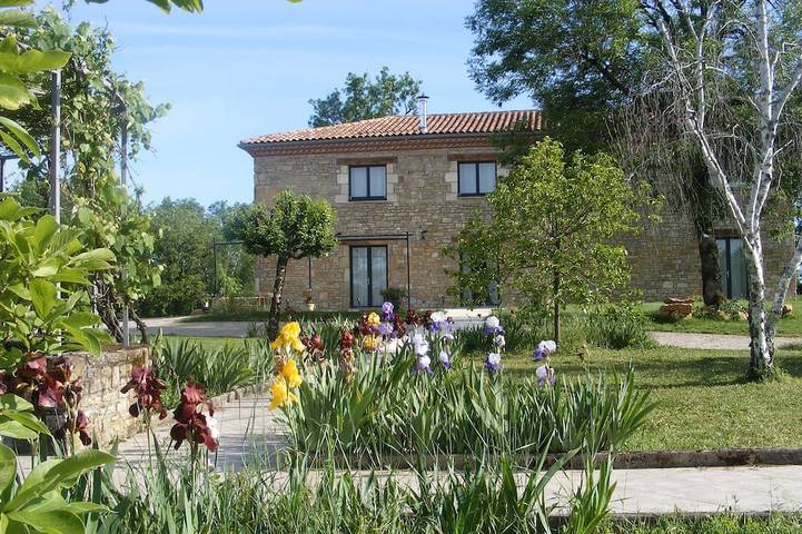 Location de vacances pour 23 personnes, avec Terrasse ainsi que Jardin et Piscine à Saint-Antonin-Noble-Val