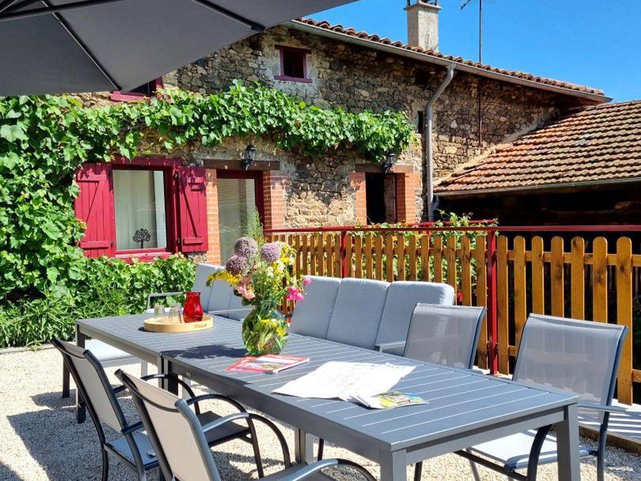 Gîte spacieux avec spa et jardin pour 10 personnes in Saint-Denis-sur-Coise, Montbrison