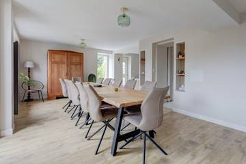 Gîte pour 13 personnes, avec jardin ainsi que terrasse et piscine à Remilly-Aillicourt