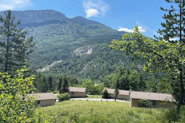 Gîte pour 5 personnes, avec jardin ainsi que piscine et terrasse à Clamensane
