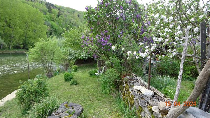 Gîte pour 7 personnes, avec terrasse et vue dans Chenecey-Buillon