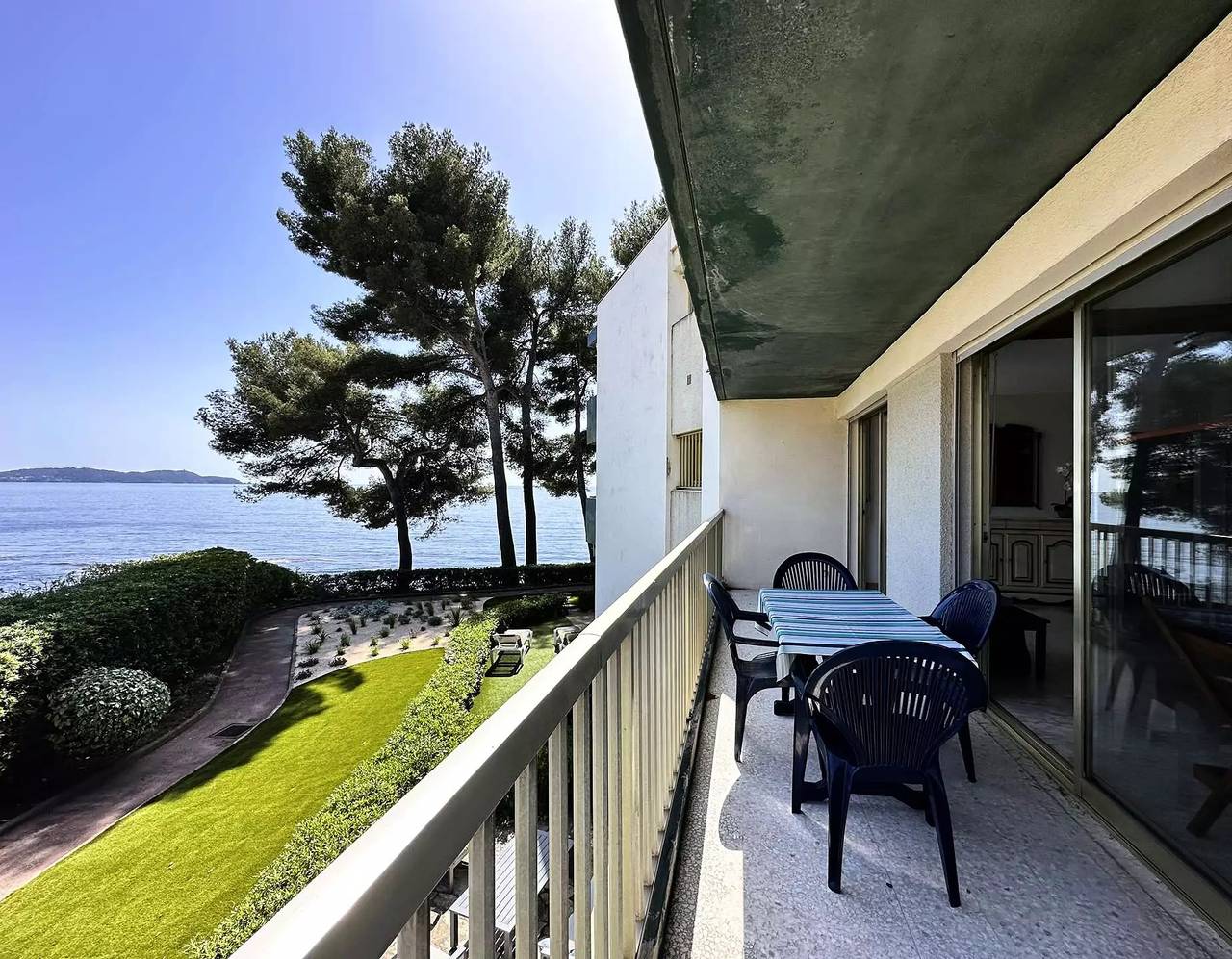 Apartamento entero, Apartamento con aire acondicionado para 4 personas con vistas al mar y playa privada en Carqueiranne in Carqueiranne, Region de Toulon