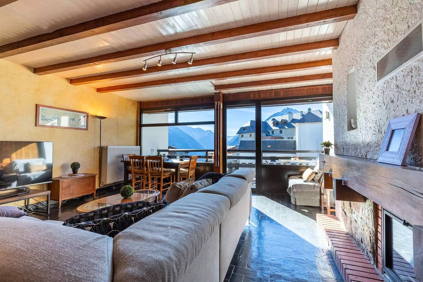 Entire apartment, Apartment 7 people near ski slopes of Pla d'Adet in Saint-Lary-Soulan, Pyrenees National Park