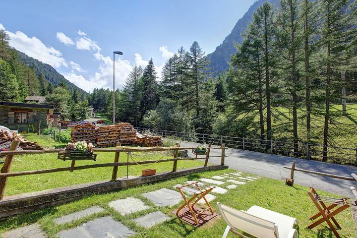Hel lejlighed, Holiday Studio 'Lo Peiglo' with Mountain View and Garden in Gerbelle, Comune di Valgrisenche