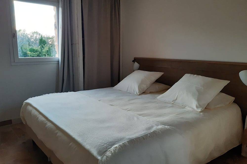 Bastidon with heated pool and private garden in the Luberon in Villars, Parc naturel régional du Luberon