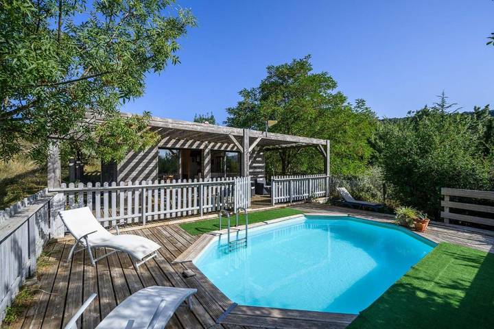 Location de vacances pour 4 personnes, avec piscine ainsi que terrasse et jardin, animaux acceptés à Roquetaillade