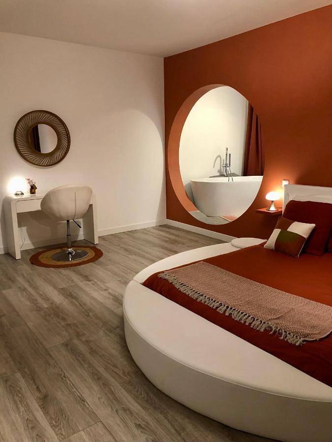 Location de vacances pour 2 personnes, avec terrasse et vue ainsi que piscine et jardin à Magnac-sur-Touvre - 4