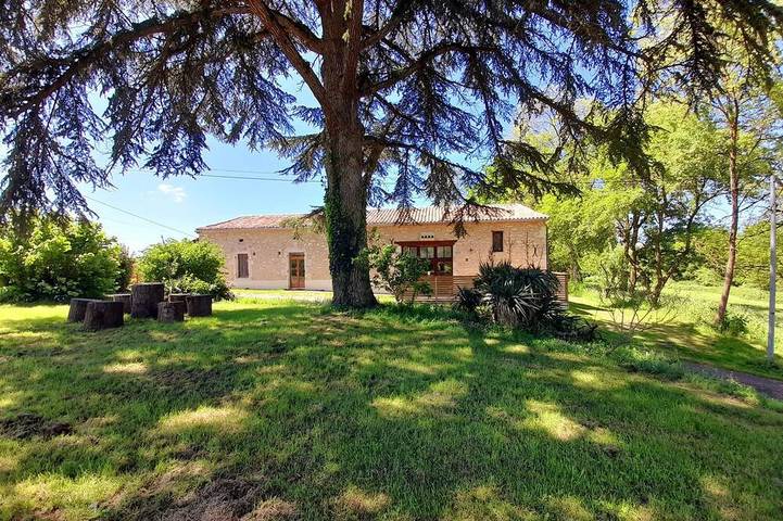 Location de vacances pour 2 personnes, avec Balcon ainsi que Jardin et Piscine à Roumagne