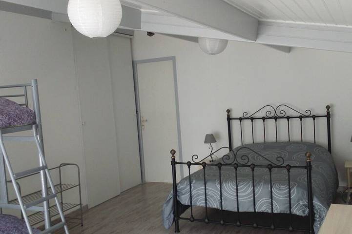 Location de vacances pour 7 personnes, avec jardin à Landevieille - 2